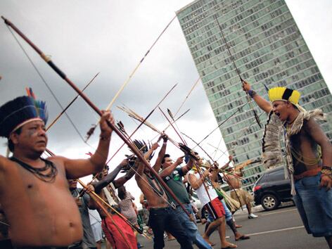 Los pueblos originarios reclaman por sus derechos arrasados.