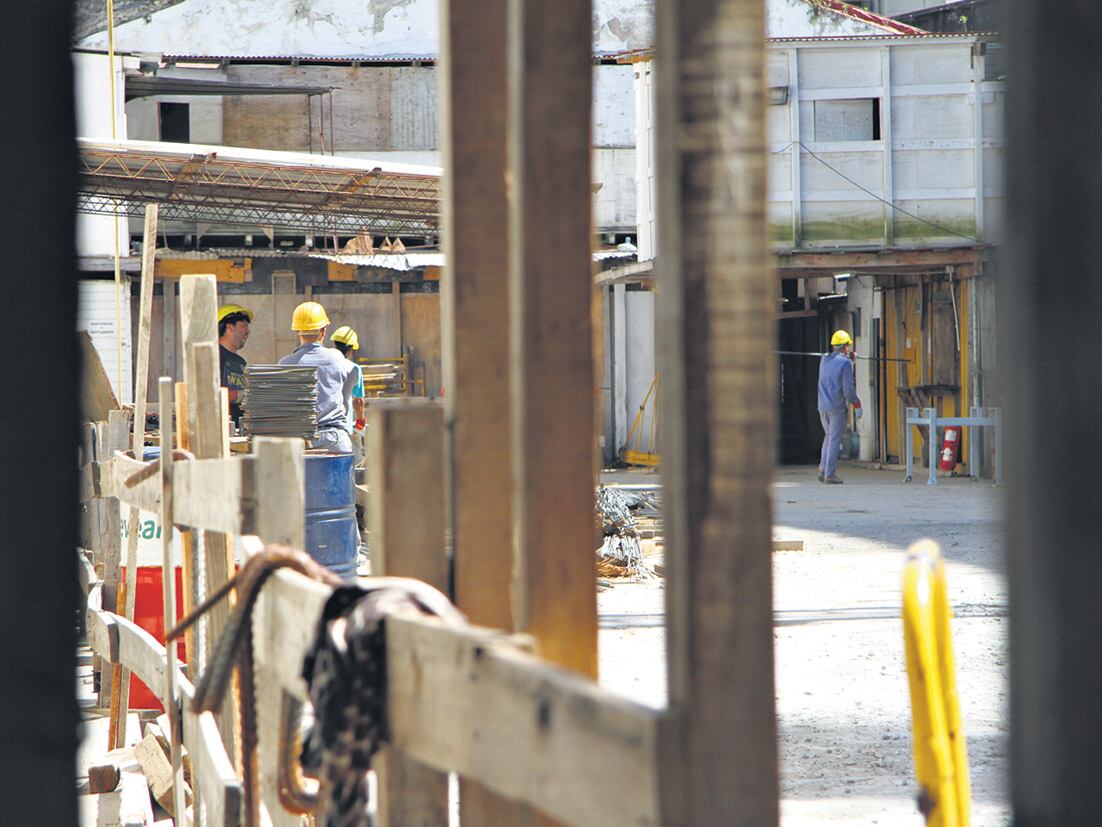 La construcción, en primer lugar, y la industria, fueron los sectores más afectados el año pasado en materia de empleo.