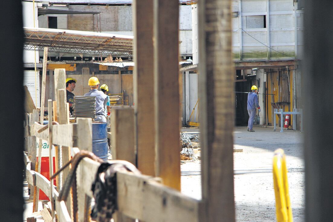 La construcción, en primer lugar, y la industria, fueron los sectores más afectados el año pasado en materia de empleo.