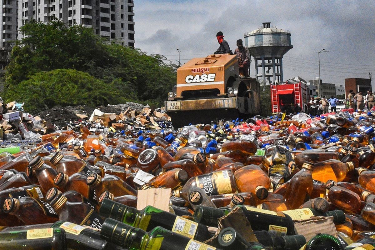 La venta y consumo de alcohol están prohibidos en varias regiones de la India, como Bihar, favoreciendo el auge de un mercado negro de alcohol artesanal fuerte y a veces mortal.