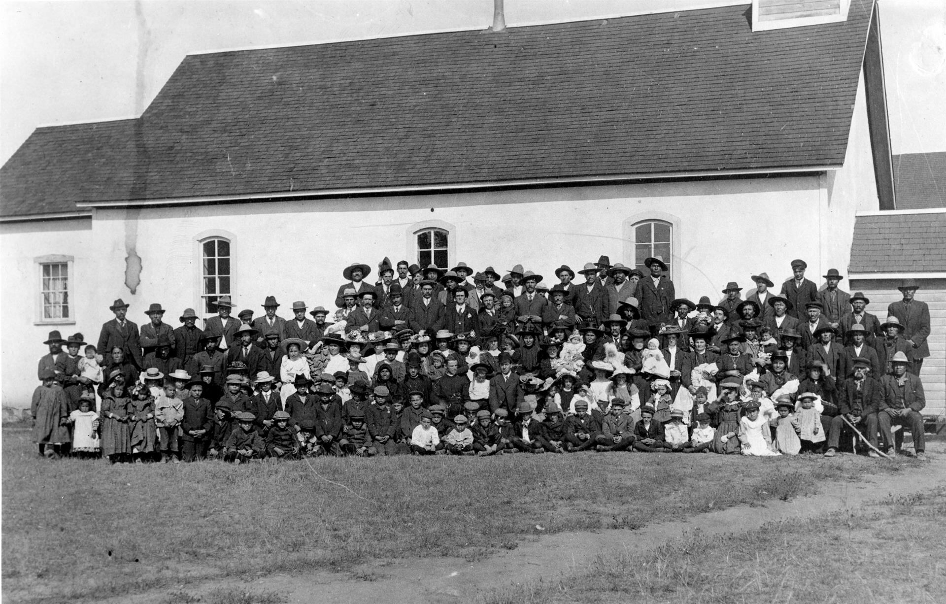 En Canadá quemaron otras dos iglesias y ya son cuatro los templos atacados tras el hallazgo de tumbas cerca de internados católicos que reclutaban por la fuerza a niñes de pueblos originarios.