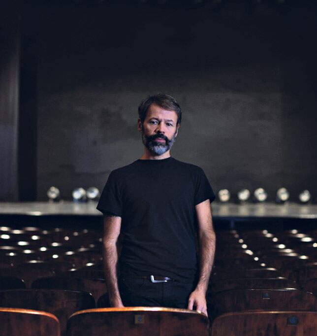 “Cantarle a un teatro vacío no es cantar para nadie. Es cantarle a este vacío que no es ausencia ni es silencio nunca.”