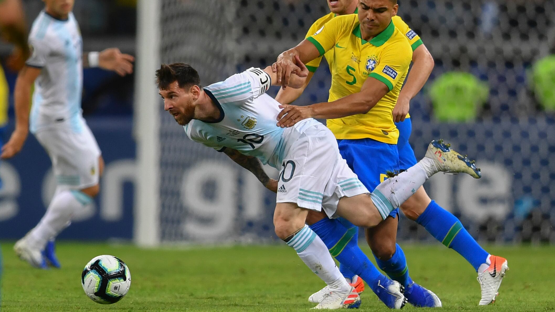 Lionel Messi es tomado por Casemiro.