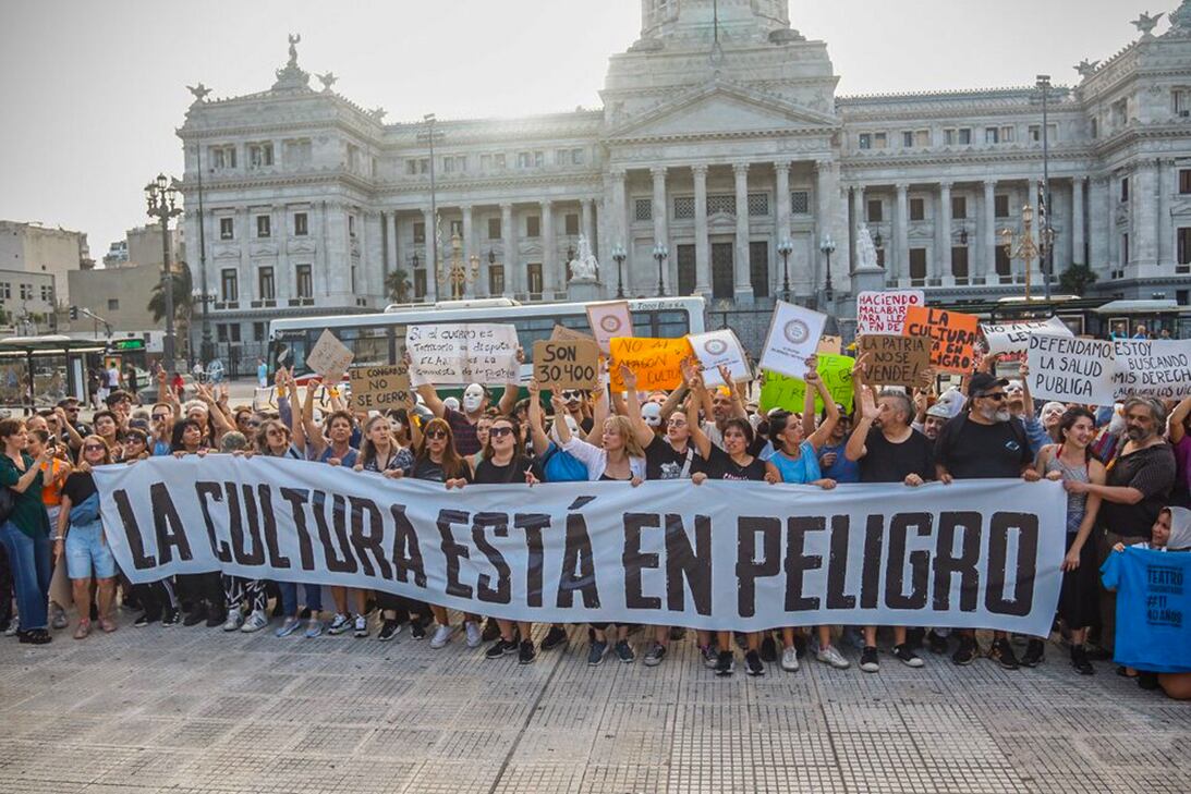 La cultura se movilizó en contra del vaciamiento.