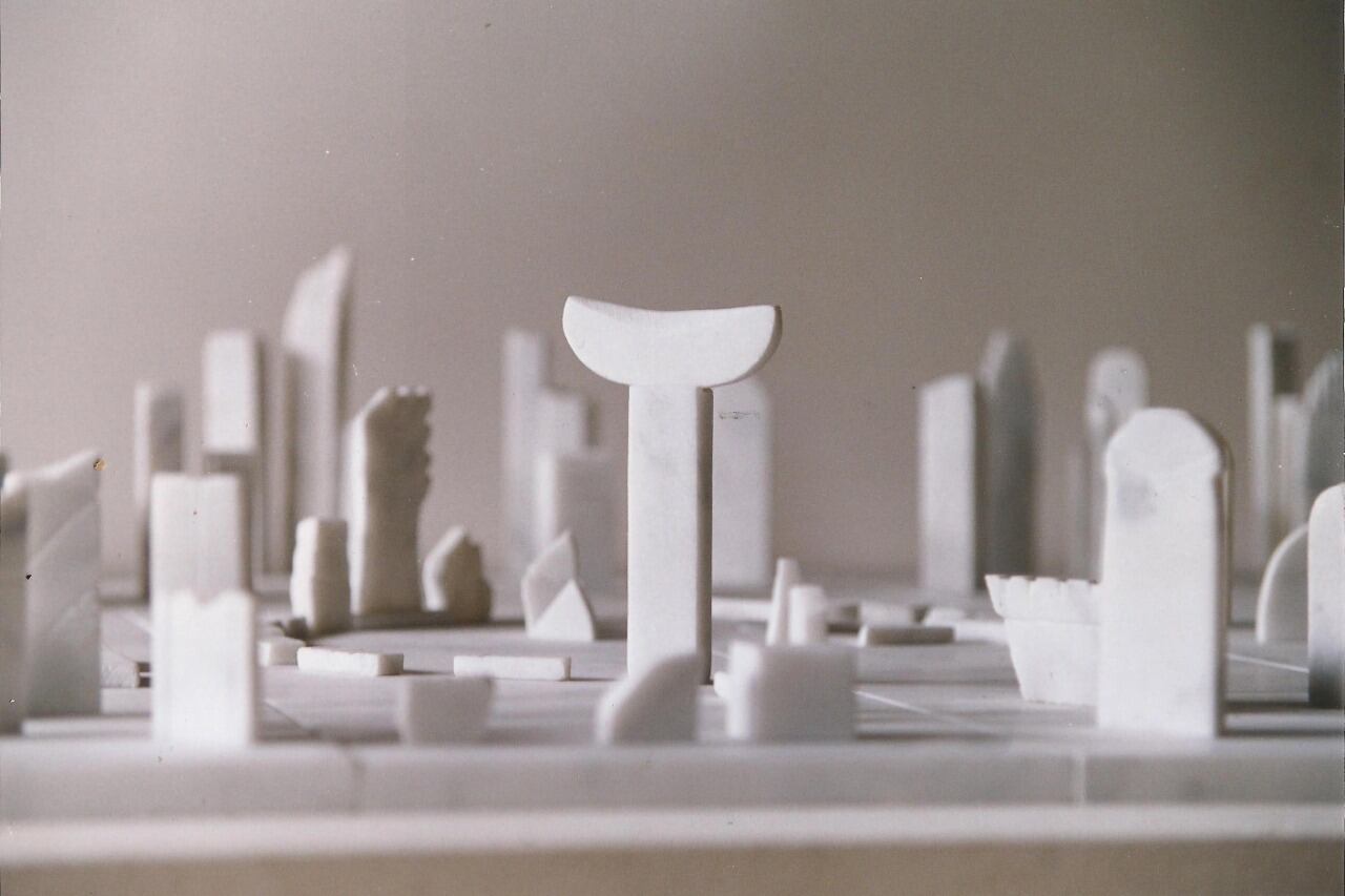 “Ciudad del Sur” (det.), 2006, de Pacenza. Mármol de Carrara; medidas variables. Abajo: Monumento al 4to centenario de la fundación de Buenos Aires, 1980, de Pacenza. En Libertador y Udaondo.