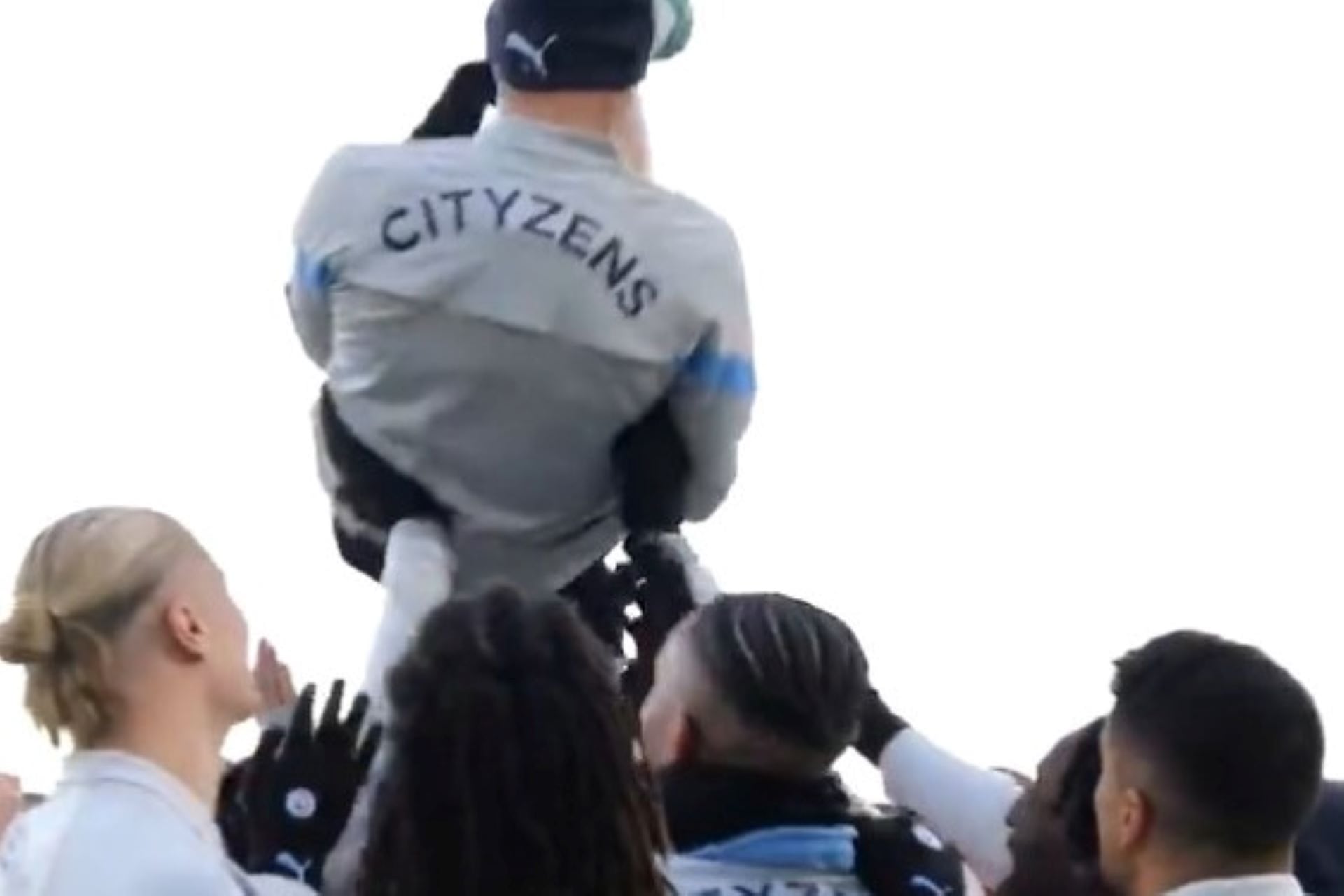 Julián Alvarez fue lanzado al aire por el plantel del Manchester City en el recibimiento que le hizo el plantel después de la obtención de la Copa del Mundo en Qatar. (Foto: Captura de imagen).