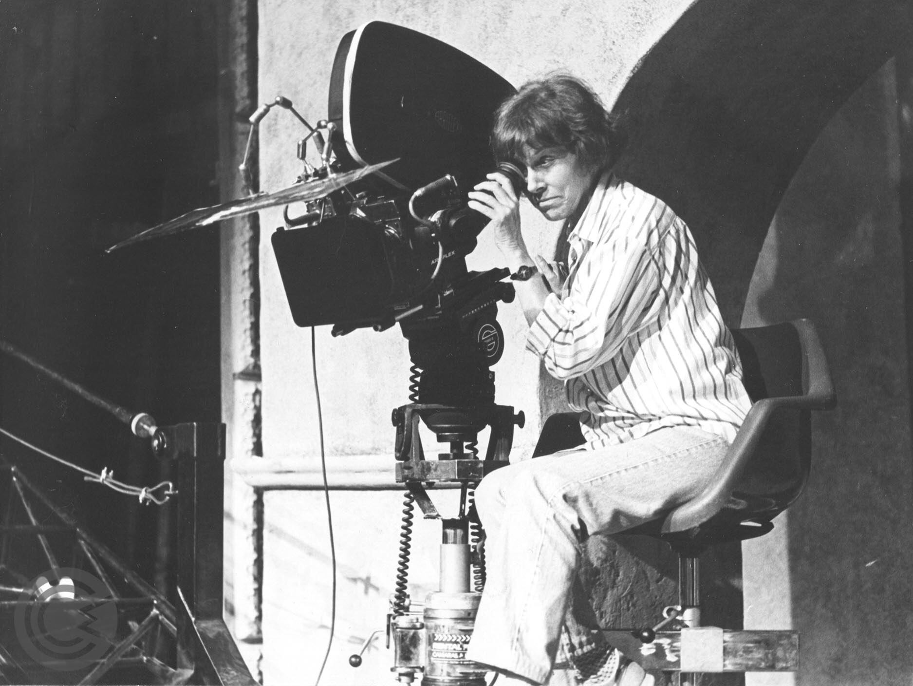 María Luis Bemberg en acción, una pionera del cine argentino hecho por mujeres. 