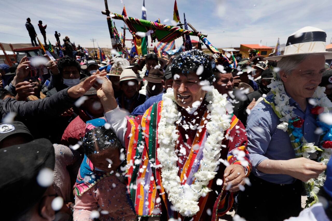 1.Evo Morales (centro) y Garcí Linera (con sombrero) en Orinoca, el pueblo nataldel ex presidente. 2. Indígeneas celebran con instrumentos típicos en Río Mulato. (EFE) 3. Guardia de honor de los mineros. (EFE)