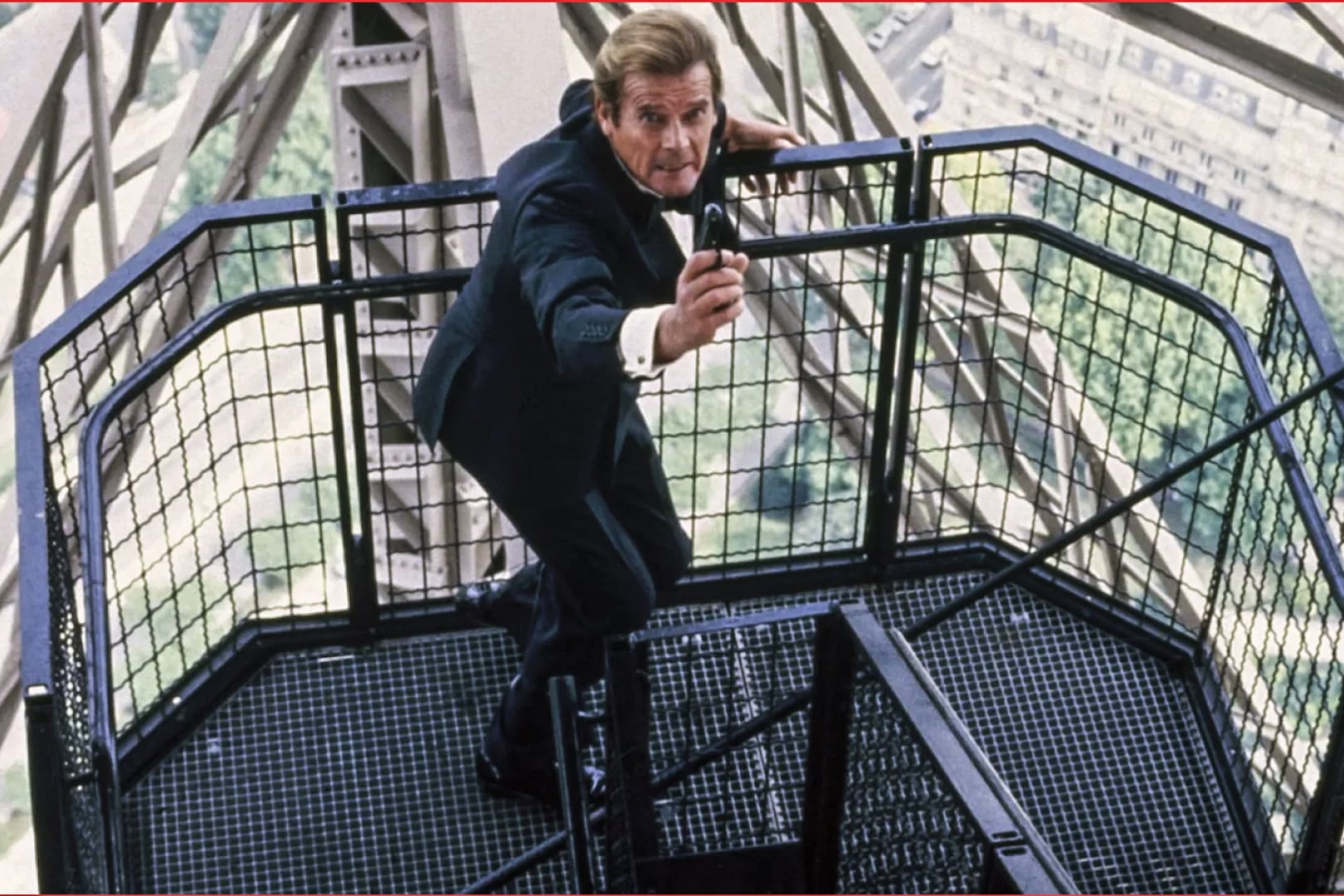 En su última película como Bond, Moore ya cargaba con 57 años