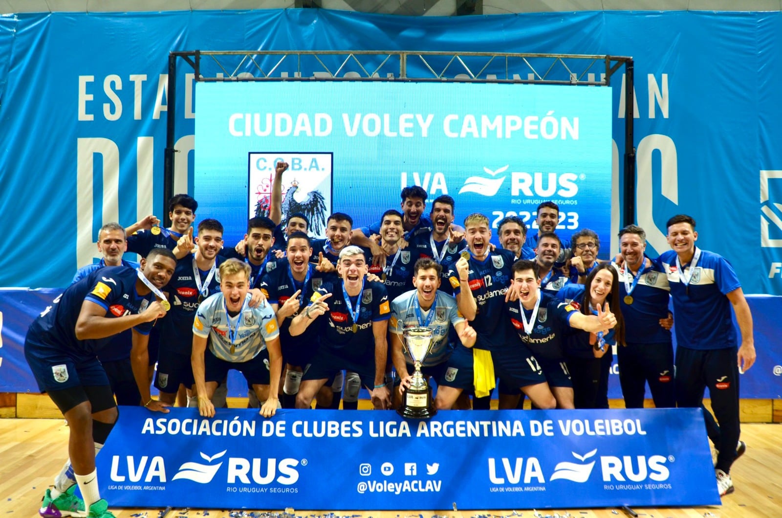 El equipo de Ciudad con la Copa de campeón