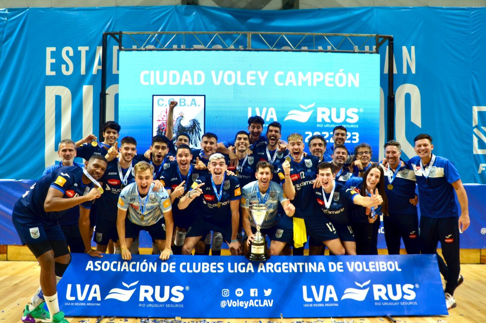 El equipo de Ciudad con la Copa de campeón