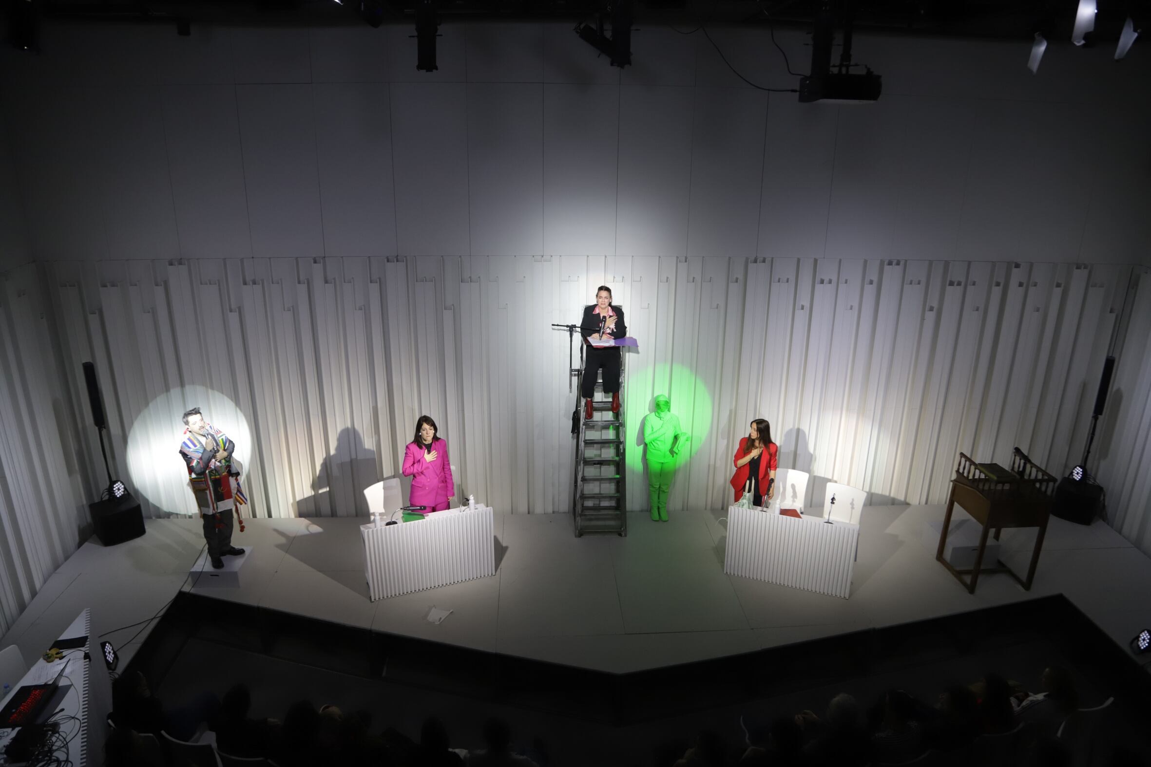 La escenografía futurista de la nueva obra del grupo que hizo de chabones en Petróleo.