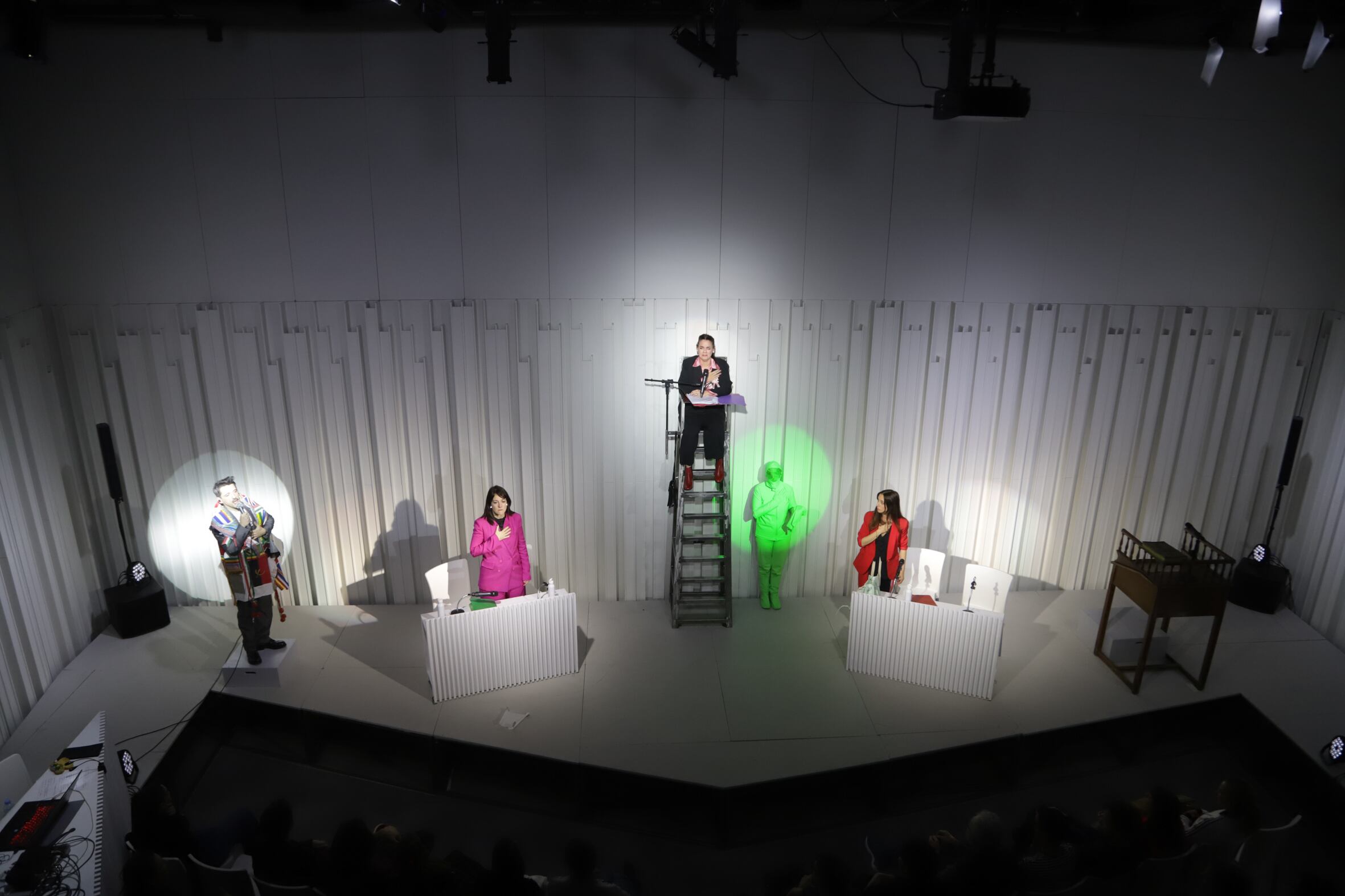 La escenografía futurista de la nueva obra del grupo que hizo de chabones en Petróleo.