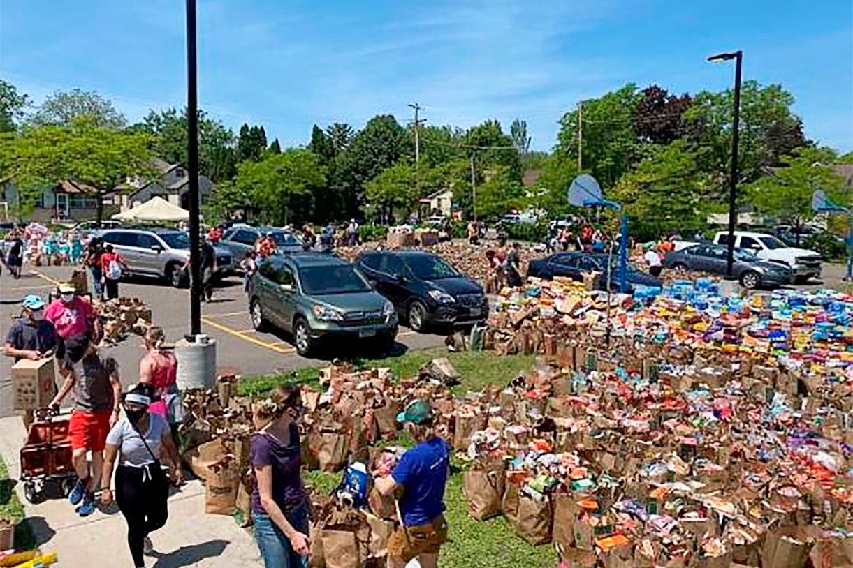 Donaciones en la Sanford Middle School de Minneapolis.
