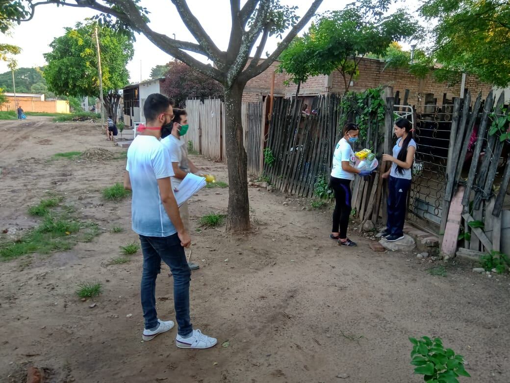 Estudiantes repartiendo los bolsones