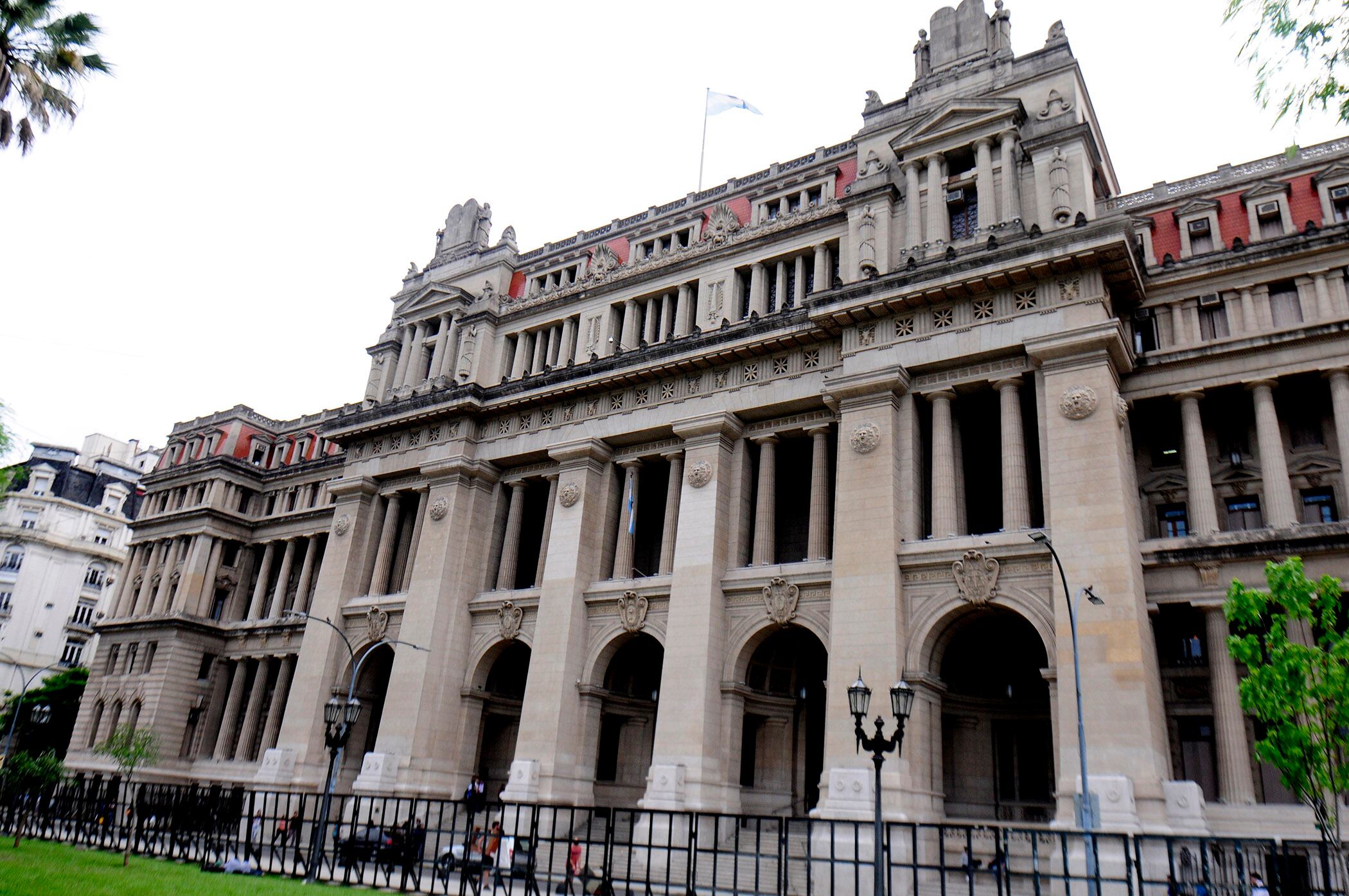 El privilegio de los jueces equivale al presupuesto nacional en "vivienda y urbanismo".