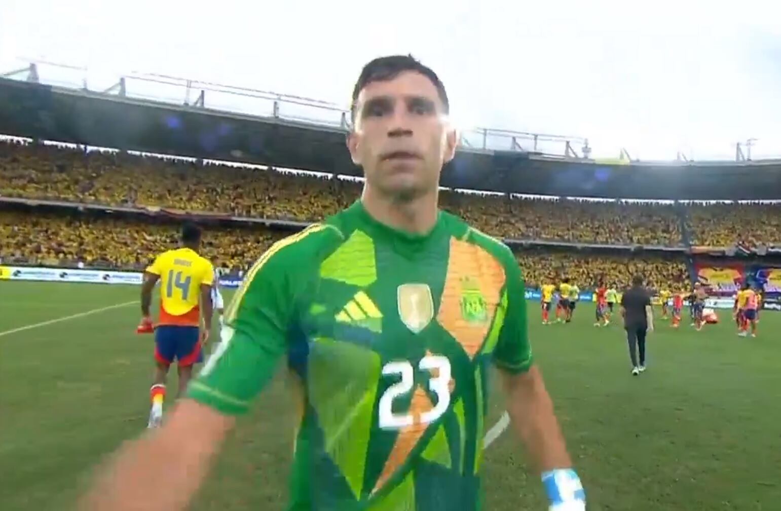 Emiliano Martínez no se bancó el traspié y reaccionó mal. Captura de pantalla.