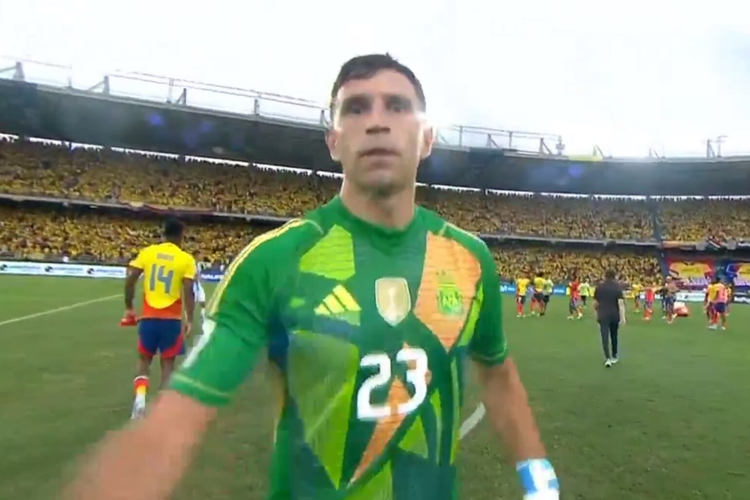 Emiliano Martínez no se bancó el traspié y reaccionó mal. Captura de pantalla.