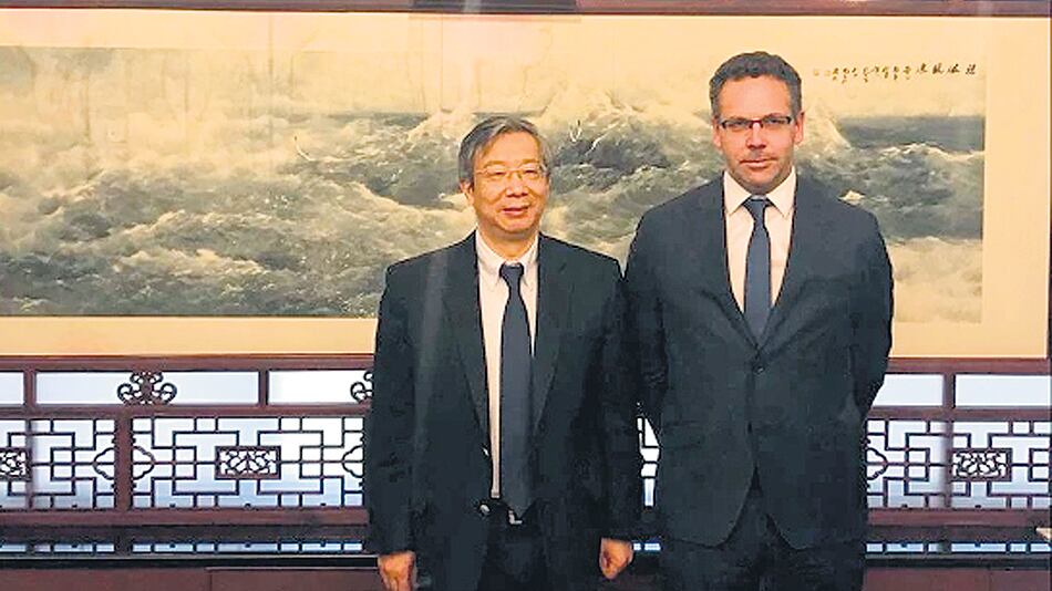 Guido Sandleris, presidente del Central, fue recibido por el titular del Banco Popular, Gang Yi.