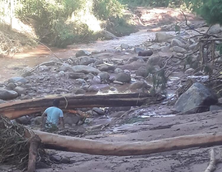 El alud que aisló a habitantes del paraje Campo Largo, casi en el límte con Bolivia.