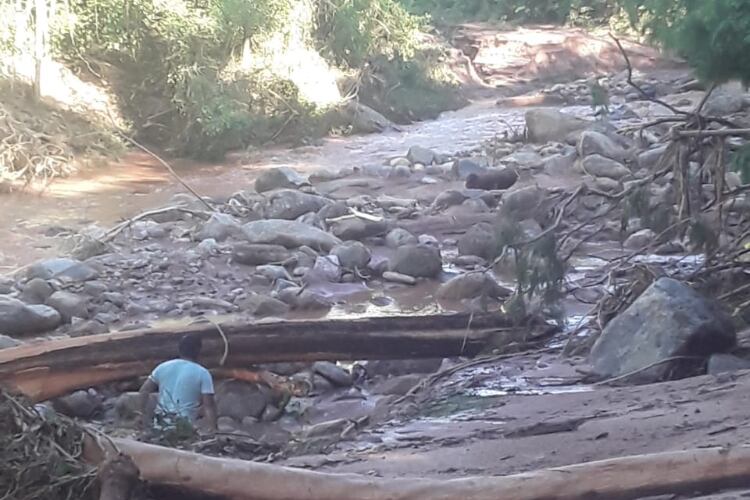 El alud que aisló a habitantes del paraje Campo Largo, casi en el límte con Bolivia.