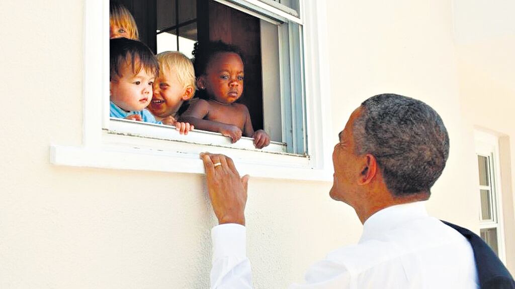 Esta foto del ex presidente junto a un grupo de niños acompañó el tuit con más “me gusta” en la historia de la red social.