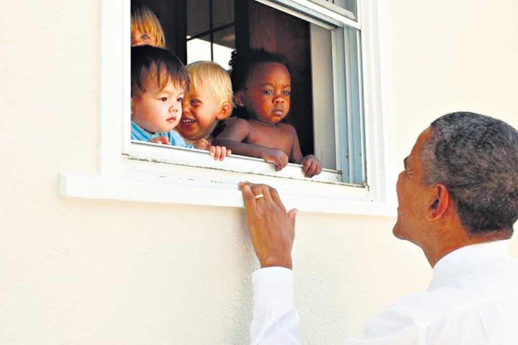 Esta foto del ex presidente junto a un grupo de niños acompañó el tuit con más “me gusta” en la historia de la red social.
