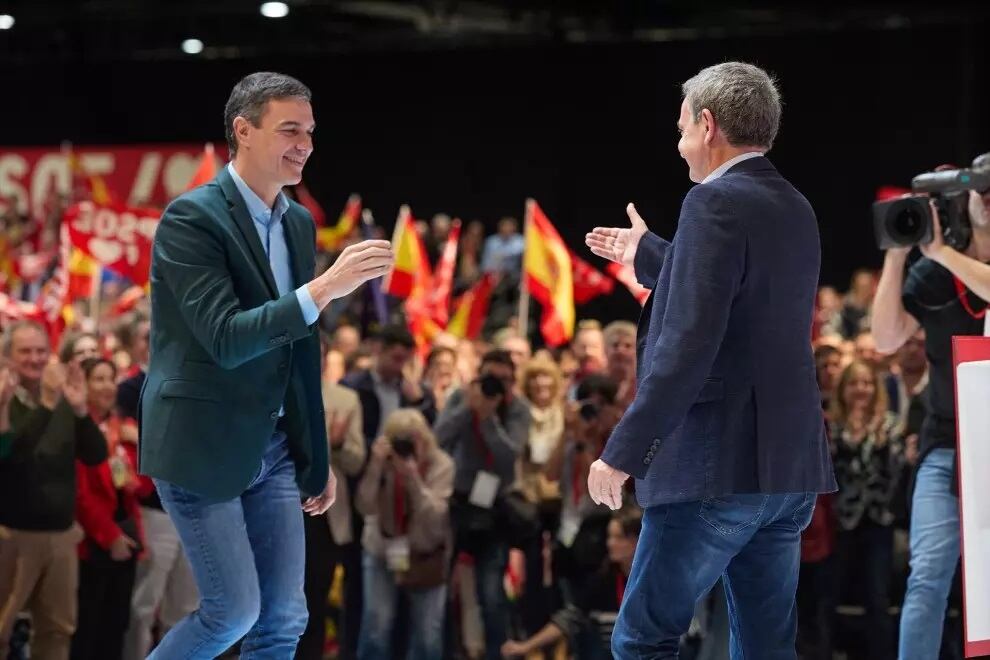 El secretario general del PSOE y presidente del Gobierno, Pedro Sánchez (i), y el expresidente del Gobierno, José Luis Rodríguez Zapatero (d), durante un acto del PSOE, en IFEMA Madrid, a 25 de noviembre de 2023.