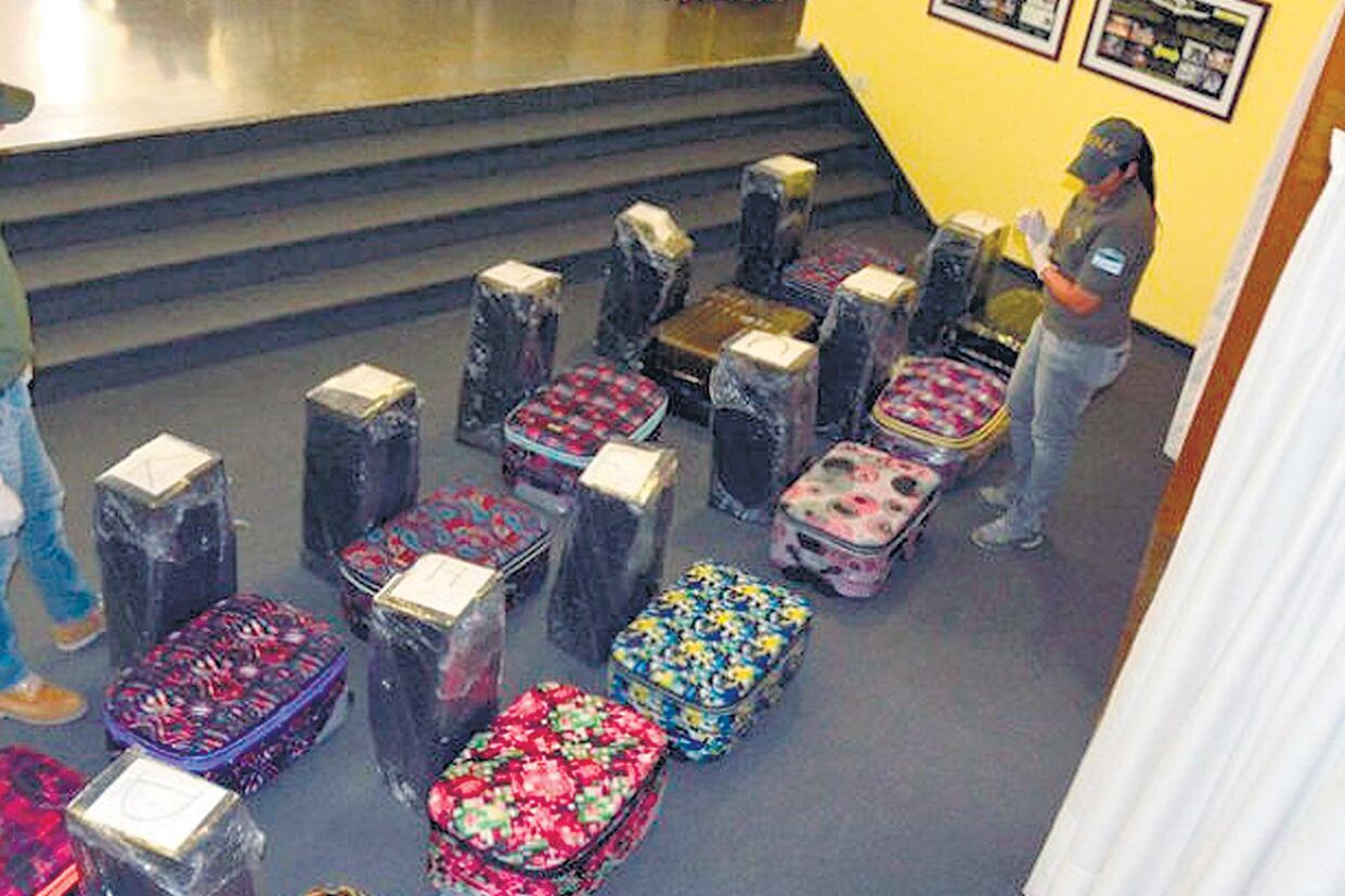 Personal de Seguridad custodia las doce valijas con el cargamento de droga.