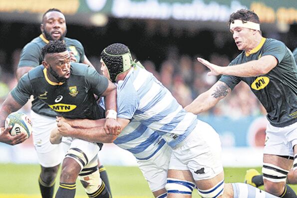 Durante el primer tiempo, Los Pumas resistieron con una defensa heroica y metieron dos tries de contra.