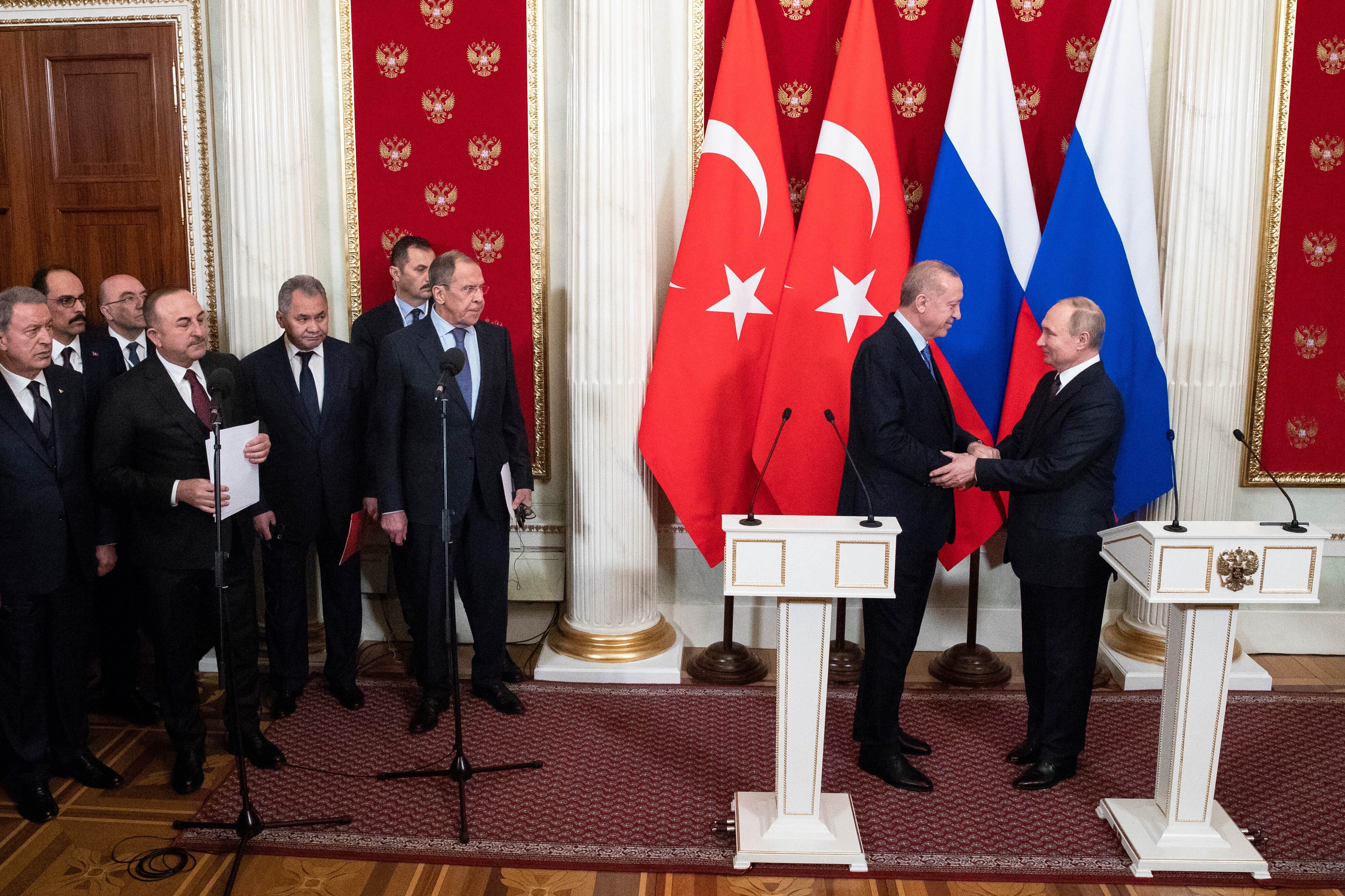 Erdogan y Putin se saludan antes de la conferencia de prensa cojunta en Moscú.