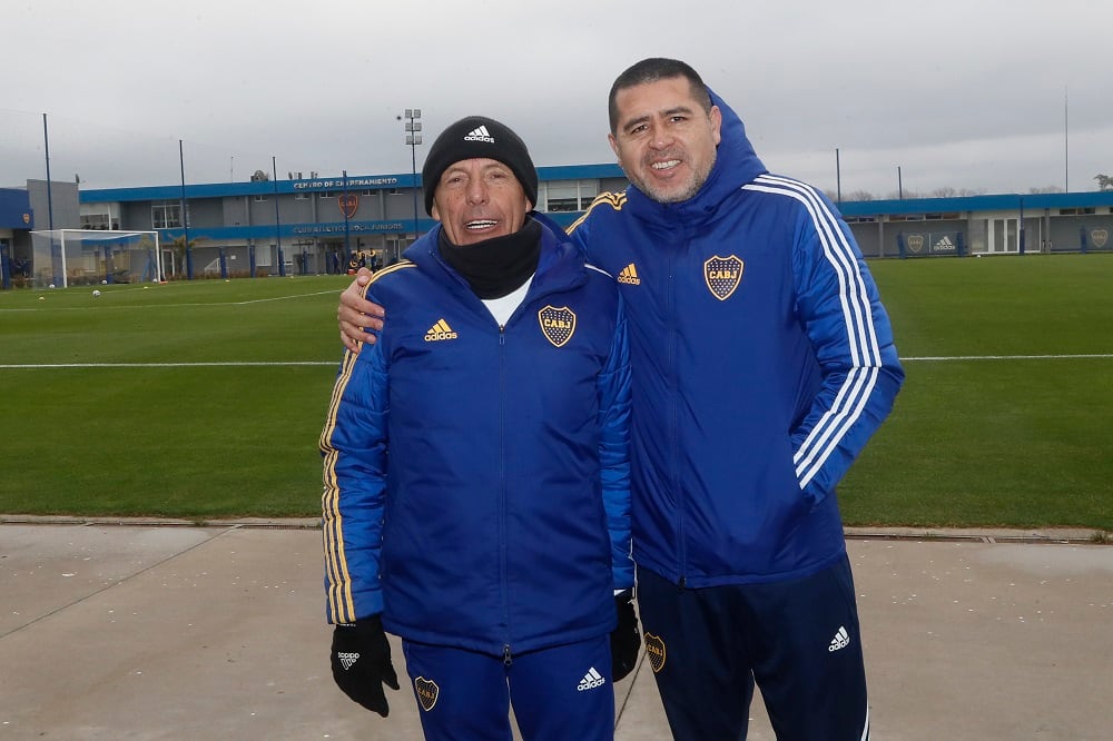 Miguel Russo saludó al vice del club, Juan Román Riquelme, que está cumpliendo 43 años