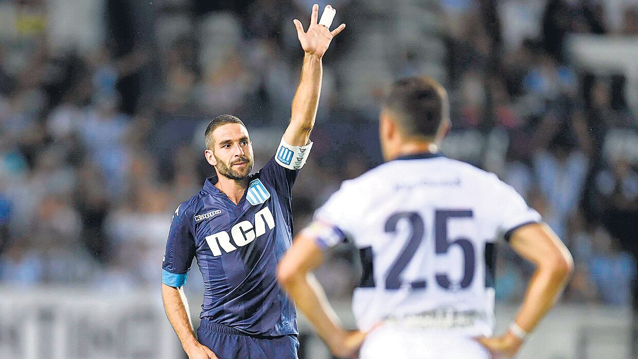 Lisandro López dedica su segundo gol. El capitán y referente de Racing volvió a destacarse en el Cilindro.