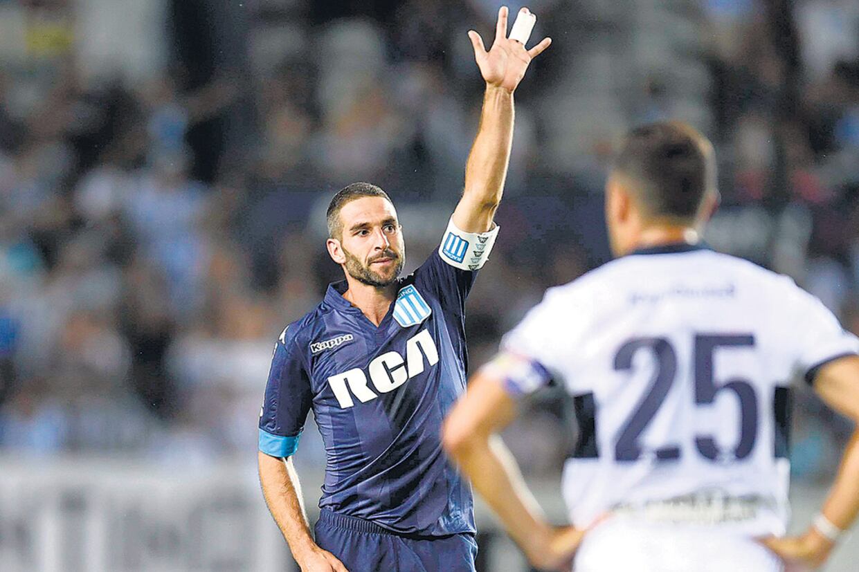 Lisandro López dedica su segundo gol. El capitán y referente de Racing volvió a destacarse en el Cilindro.