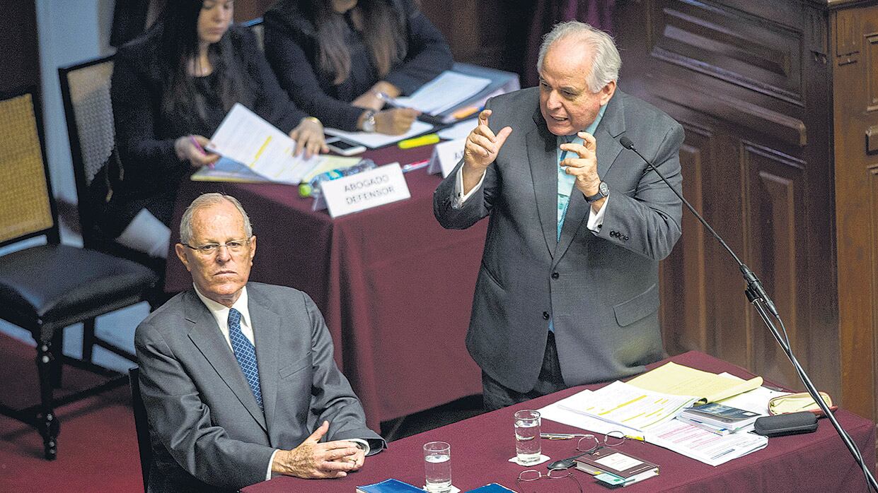 Kuczynski, sentado, escucha la defensa que ensaya su abogado Borea en el Congreso.