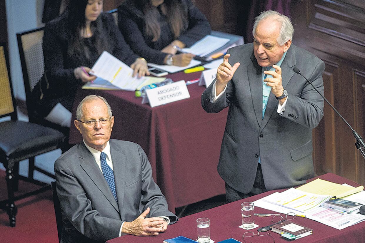 Kuczynski, sentado, escucha la defensa que ensaya su abogado Borea en el Congreso.