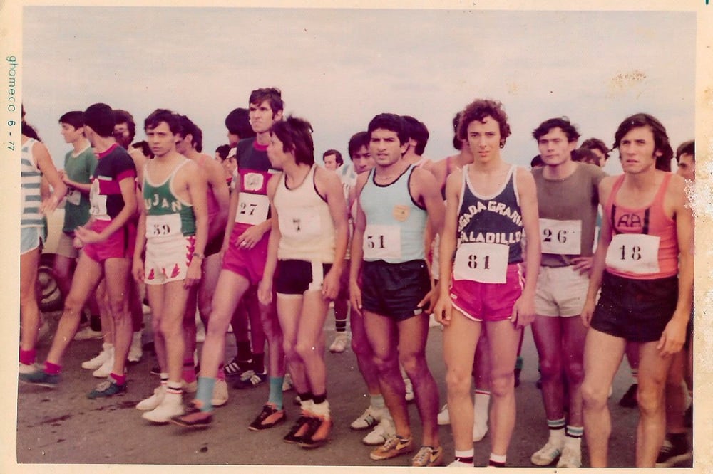 Miguel Sánchez, con la camiseta celeste y el número 51, antes de una carrera