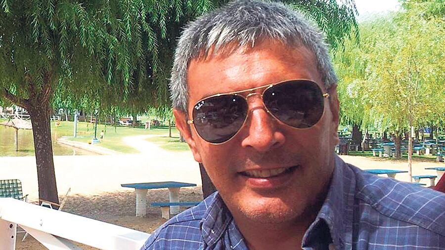 Valdés llega herido a la estación de servicio.