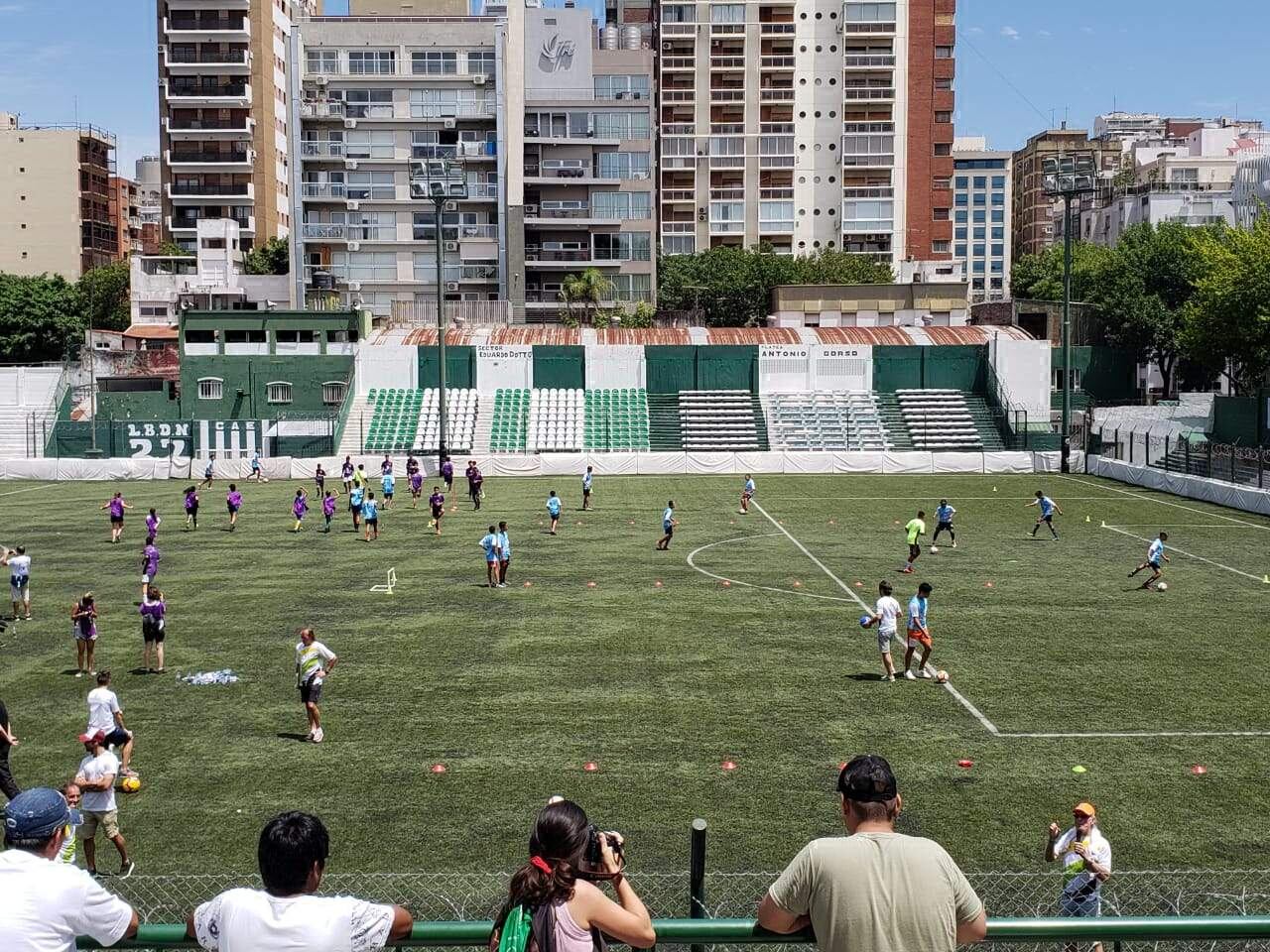 Los chiques del Club Villas Unidas, entrenan en la cancha de Excursio.