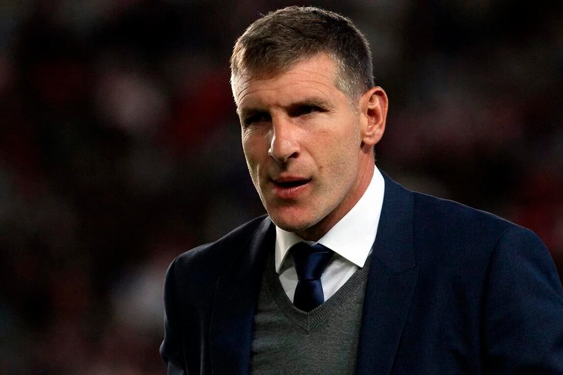 El ex delantero con ropa de entrenador.