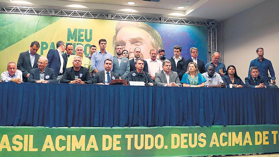 Jair Bolsonaro y sus colaboradores con el lema de campaña: Brasil por encima de todo, Dios por encima de todos.