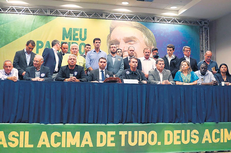 Jair Bolsonaro y sus colaboradores con el lema de campaña: Brasil por encima de todo, Dios por encima de todos.