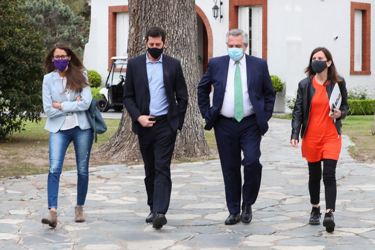 Alberto Fernández con los ministros Wado de Pedro y Eli Gómez Alcorta y la titular de Anses, Fernanda Raverta.