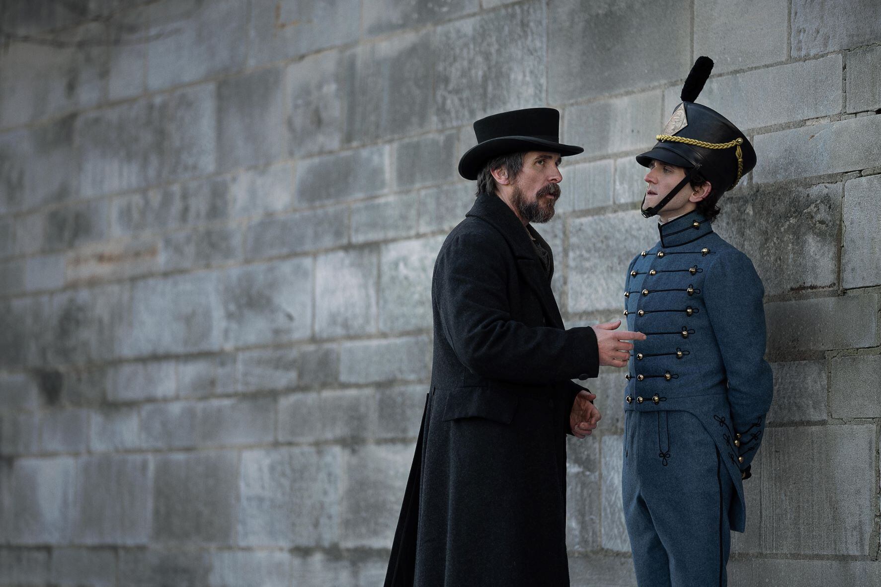Christian Bale y Harry Melling en una escena del film de Stuart Cooper.