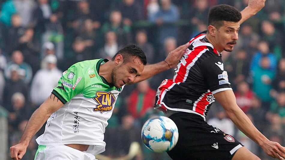 n El goleador Rodrigo Salinas, que estableció el empate, no puede avanzar.