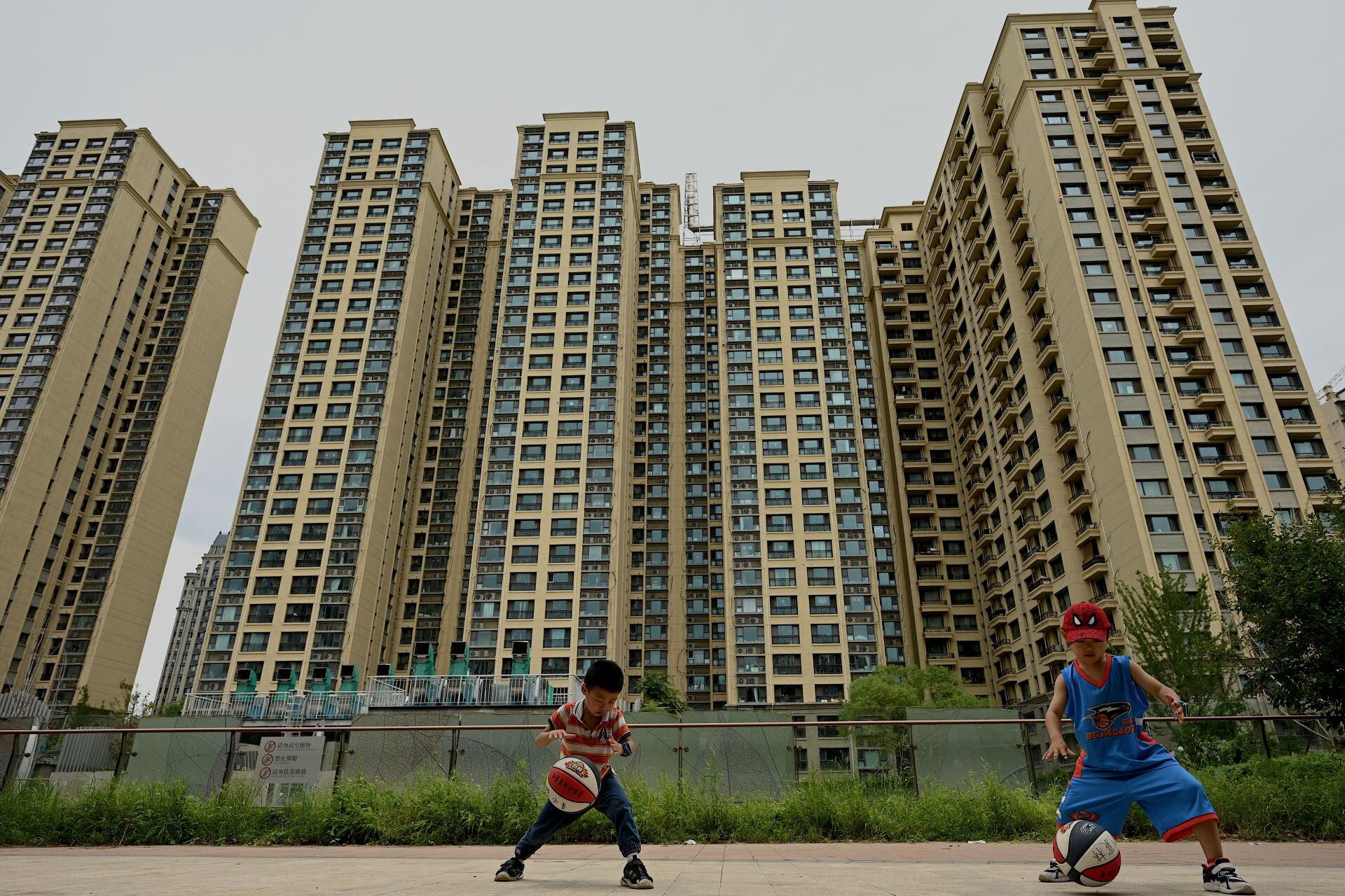 China busca revertir la caída histórica en la tasa de natalidad y fomentar a parejas para que tengan familias más numerosas. Imagen: AFP