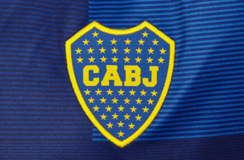 El escudo en la nueva camiseta titular de Boca.