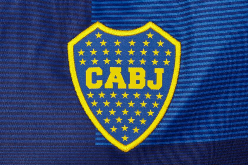 El escudo en la nueva camiseta titular de Boca.