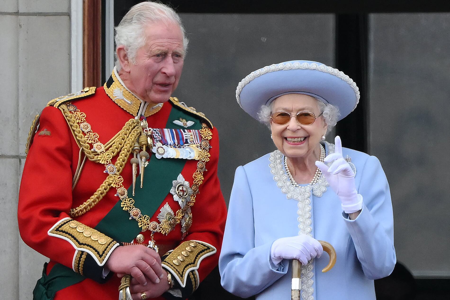 El ahora rey Carlos III junto a su madre, Isabel II.