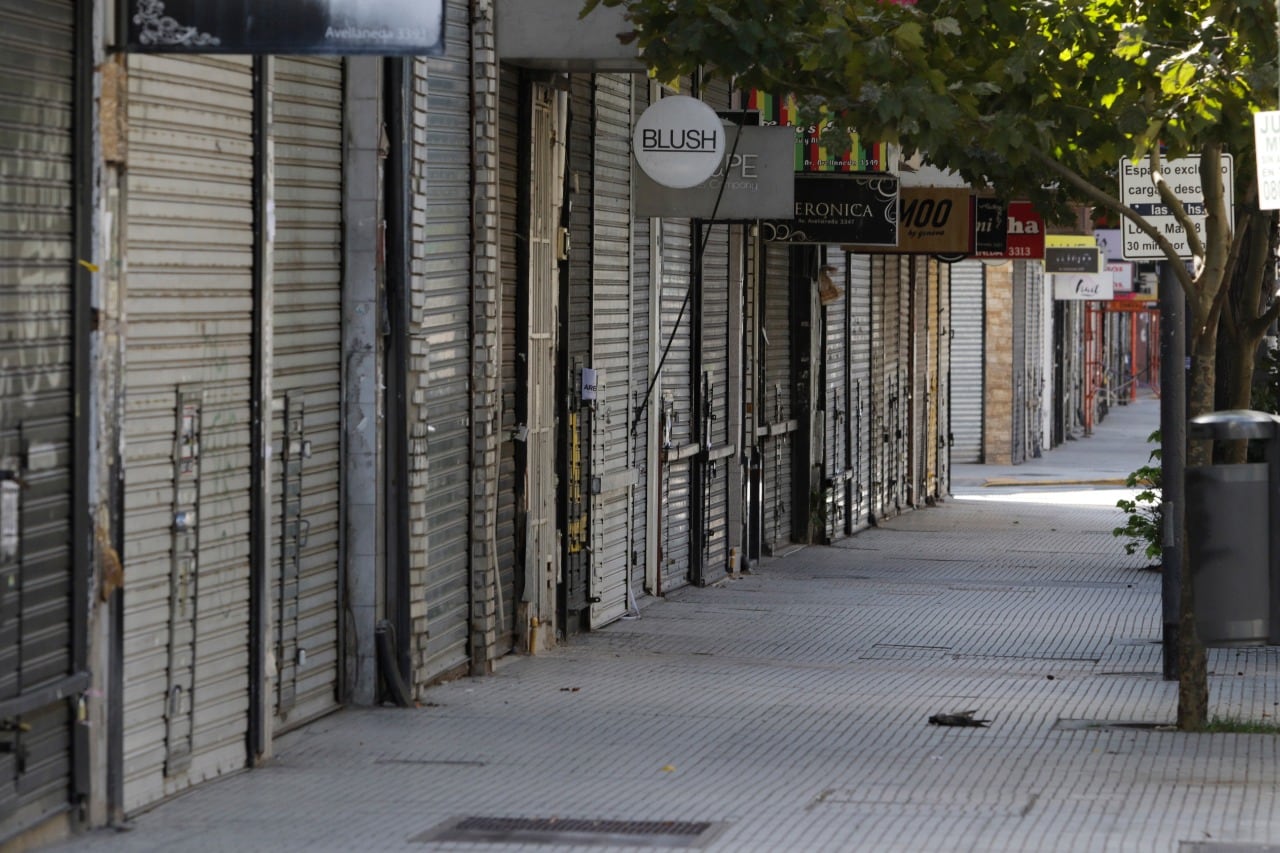 Muchos pequeños comerciantes no resistieron la cuarentena para frenar el virus.
